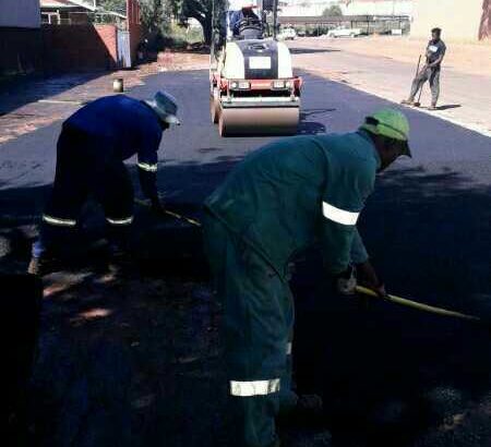 Experienced team tarred Surfaces driveways and parking areas