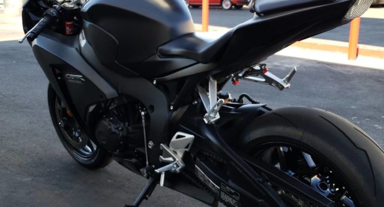 Honda cbr1000cc available,whatsap number +971557337543