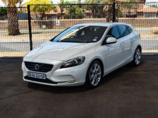 V40 T3 EXCEL WITH 141000KM FOR SALE 0790475688