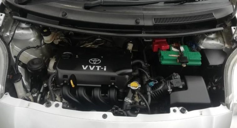 Toyota yaris 1.3 5 doors