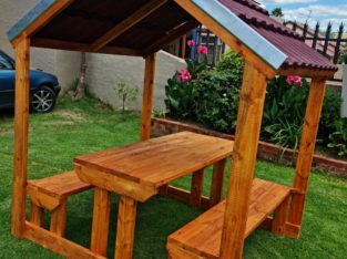 Picnic Bench with Roof