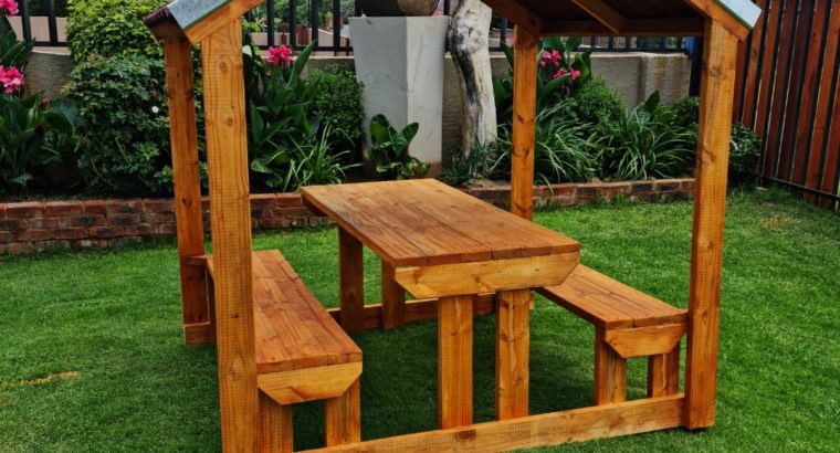 Picnic Bench with Roof