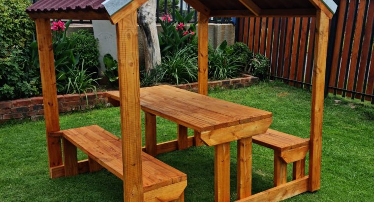 Picnic Bench with Roof
