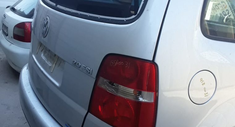 VW TOURAN STATION WAGEN STRIPPING FOR SPARES