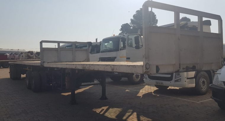 Top Trailer Superlink Flatdeck Trailer for sales front and rear.