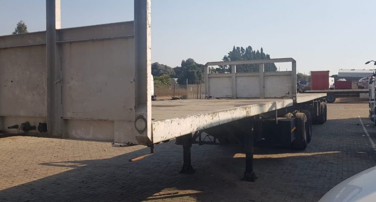 Top Trailer Superlink Flatdeck Trailer for sales front and rear.