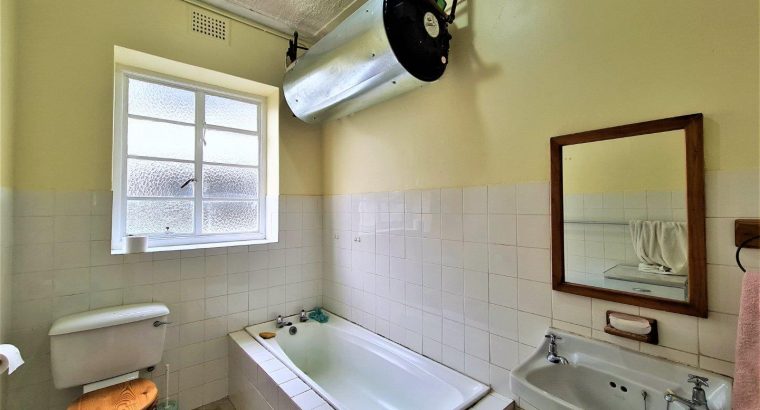 2 bedrooms, both with big windows in Rondebosch, Cape Town