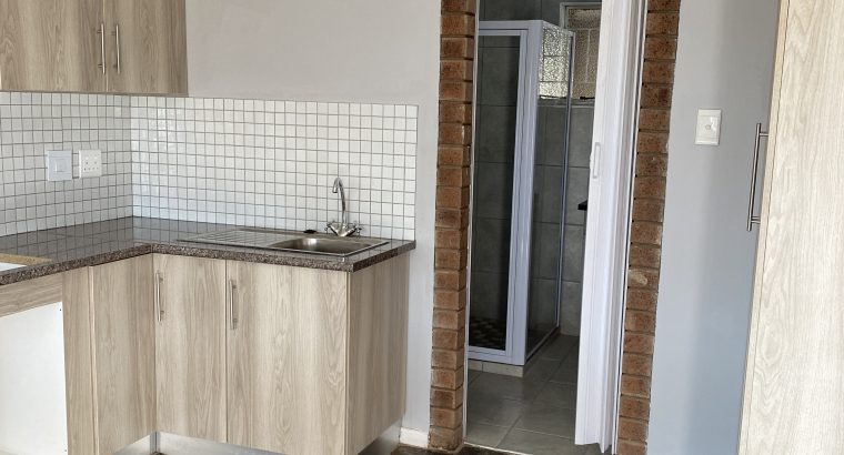 Bachelor/Studio with bathroom apartment R3500pm in Eastlynne