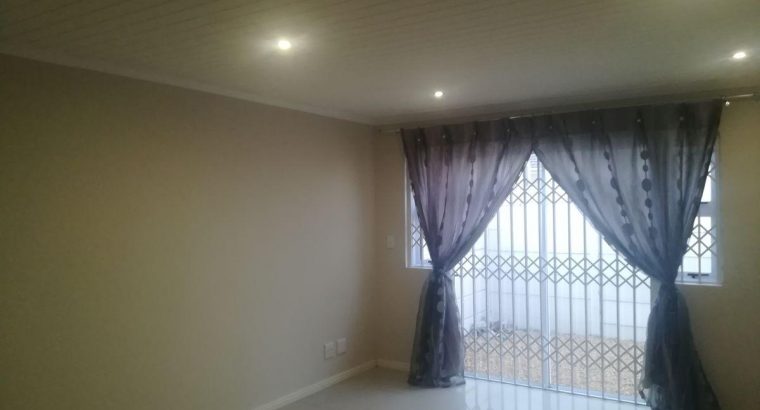 2 Good size bedrooms with blinds in Ottery, Cape Town for rent