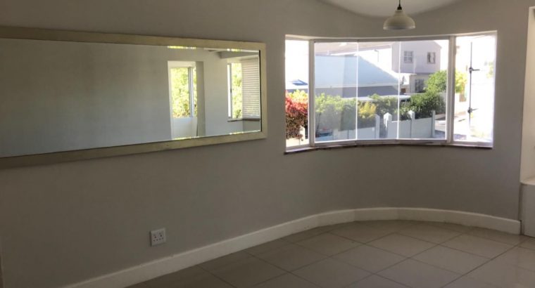 2 Bedroom Apartment / Flat to Rent in Green Point Cape Town