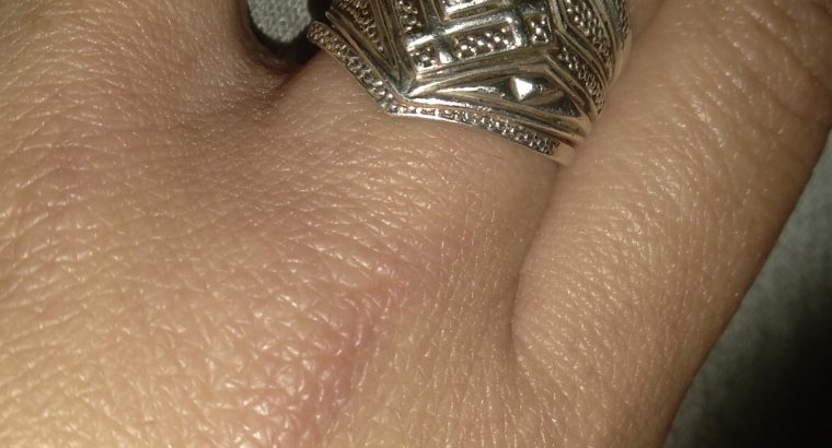 Ladies silver wedding ring