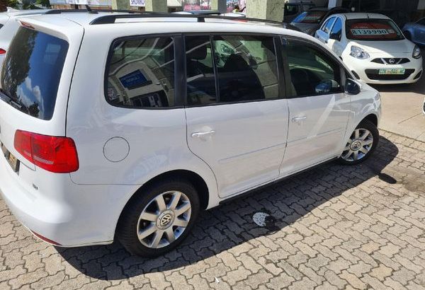 VOLKSWAGEN Touran