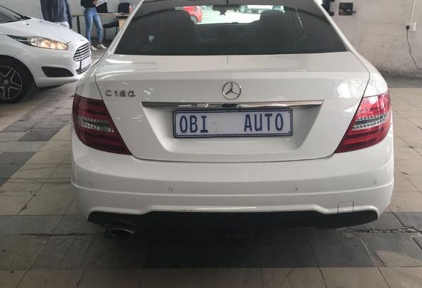 Mercedes Benz C-Class Couple