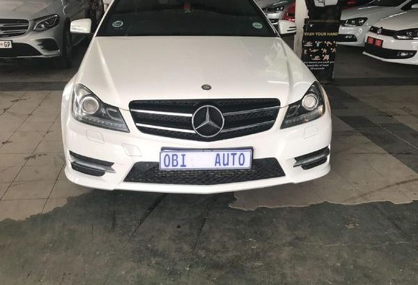 Mercedes Benz C-Class Couple