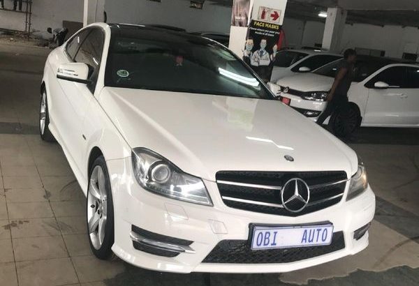 Mercedes Benz C-Class Couple