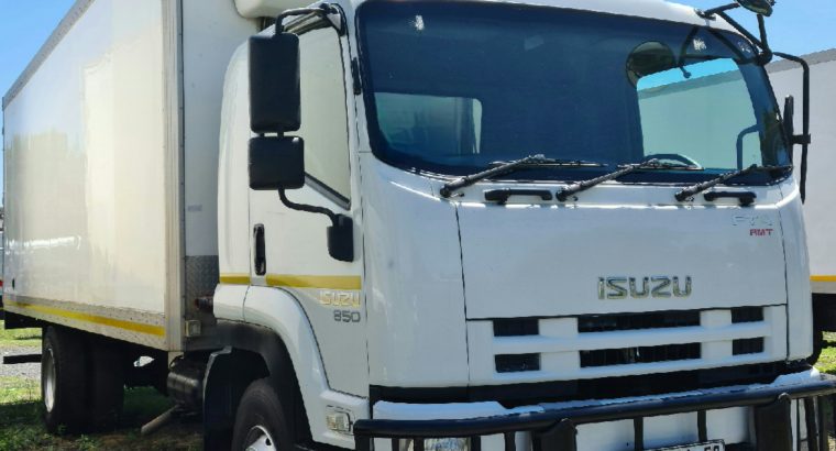 2015 Isuzu FTR 850 Fridge Truck for sale.