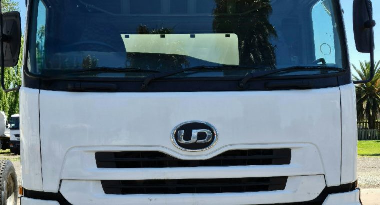 2008 Nissan UD 460 water tanker truck for sale.