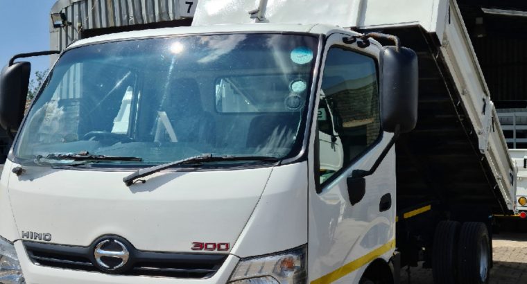 2015 HINO 300 714 3m³ TIPPER TRUCK FOR SALE.