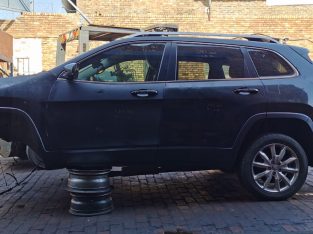 Jeep Cherokee 2.0/2.4/3.2 KL used body spares parts for sale