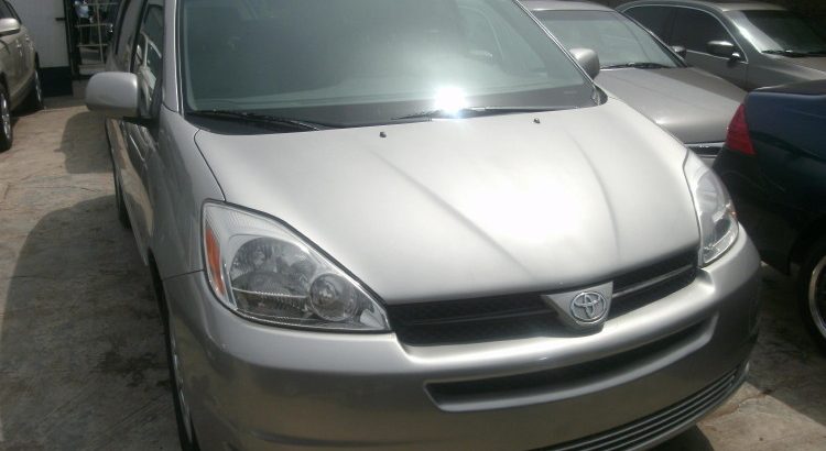 Toyota sienna model for sale by and drive 08141273651