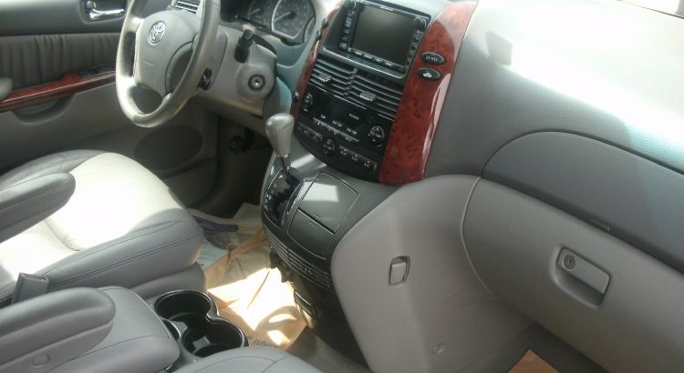 Toyota sienna model for sale by and drive 08141273651