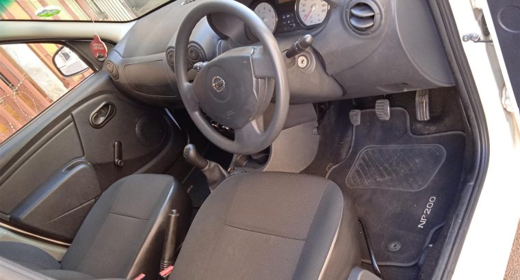 2015 NISSAN NP200