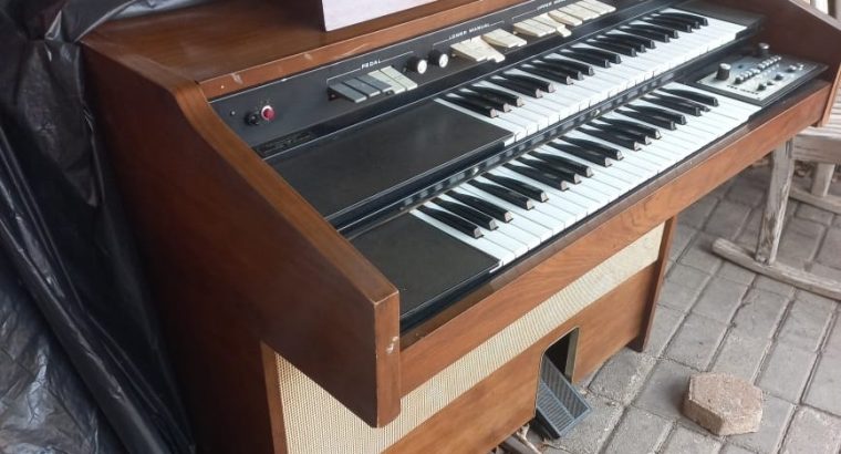Lowrey Internationalé Organ for sale