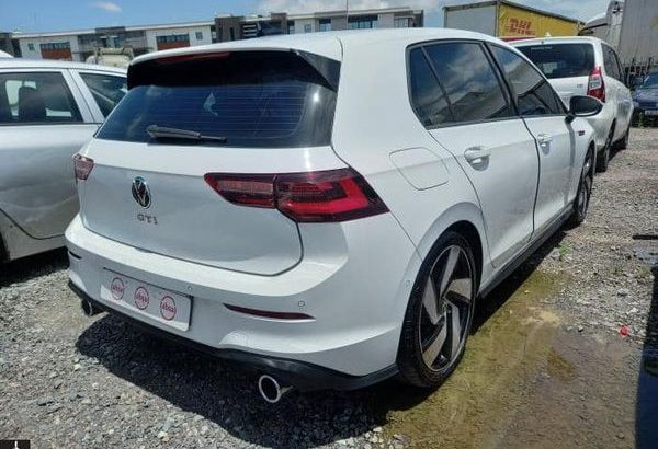 VOLKSWAGEN GOlF 8