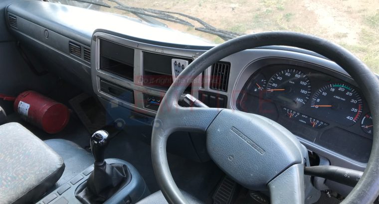 2011 Nissan UD90 8TON Tautliner truck