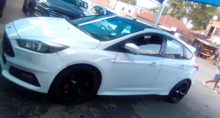 Pre-owned 2016 Ford Focus ST 2.0 Engine Capacity with Manuel Tran