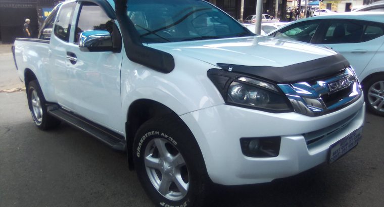 Pre-owned 2015 Isuzu KB-300 3.0 Engine Capacity Extra Cab with A
