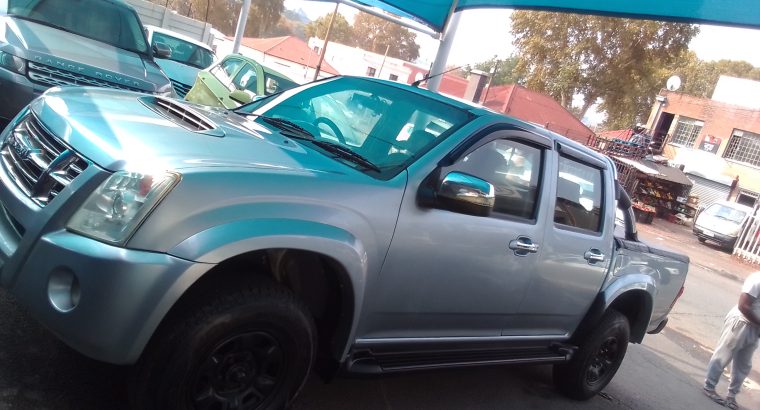 Pre-owned 2011 Isuzu KB-300 3.0 Engine Capacity Double Cab with M